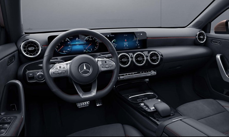 벤츠 A클래스 세단 AMG라인 패키지 운전석 이미지